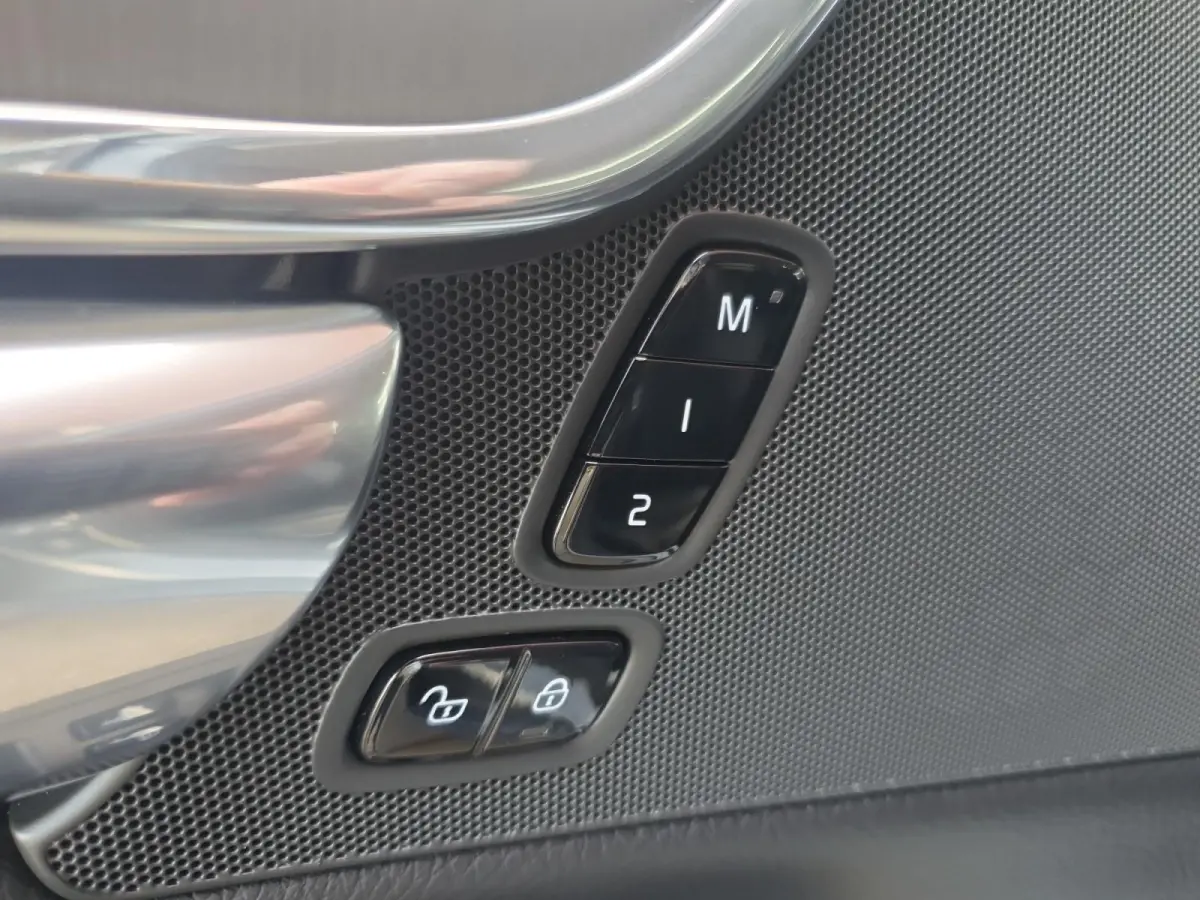 2.0 T4 Momentum | Stoel en stuurverwarming | Elektrisch bedienbare voorstoelen | Camera | Lederen bekleding | Navigatie | Parkeersensoren voor en achter | Elektrische achterklep |