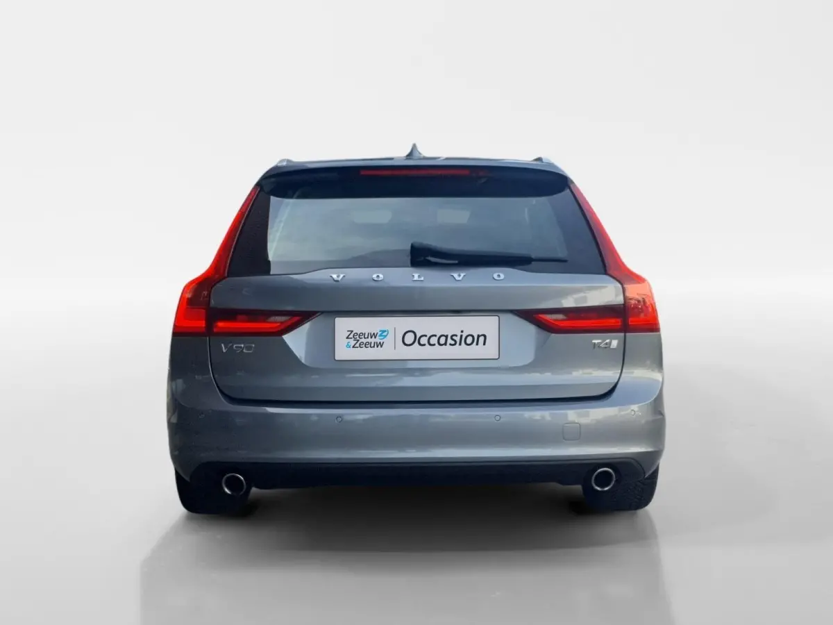 2.0 T4 Momentum | Stoel en stuurverwarming | Elektrisch bedienbare voorstoelen | Camera | Lederen bekleding | Navigatie | Parkeersensoren voor en achter | Elektrische achterklep |