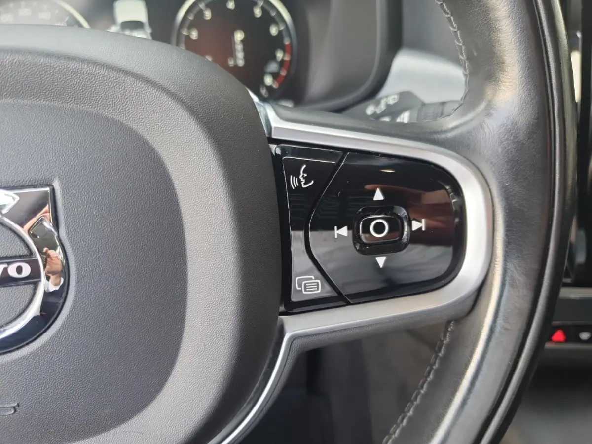 2.0 T4 Momentum | Stoel en stuurverwarming | Elektrisch bedienbare voorstoelen | Camera | Lederen bekleding | Navigatie | Parkeersensoren voor en achter | Elektrische achterklep |