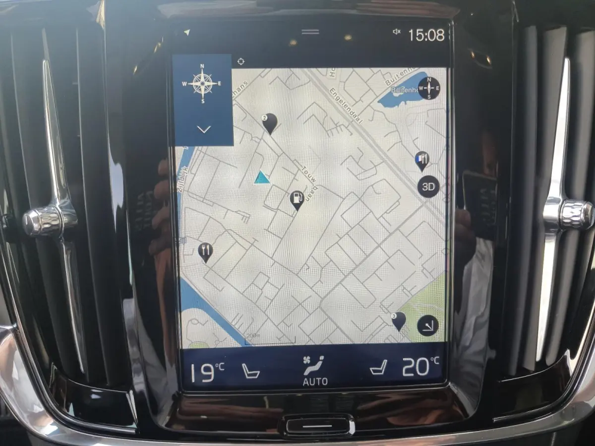 2.0 T4 Momentum | Stoel en stuurverwarming | Elektrisch bedienbare voorstoelen | Camera | Lederen bekleding | Navigatie | Parkeersensoren voor en achter | Elektrische achterklep |