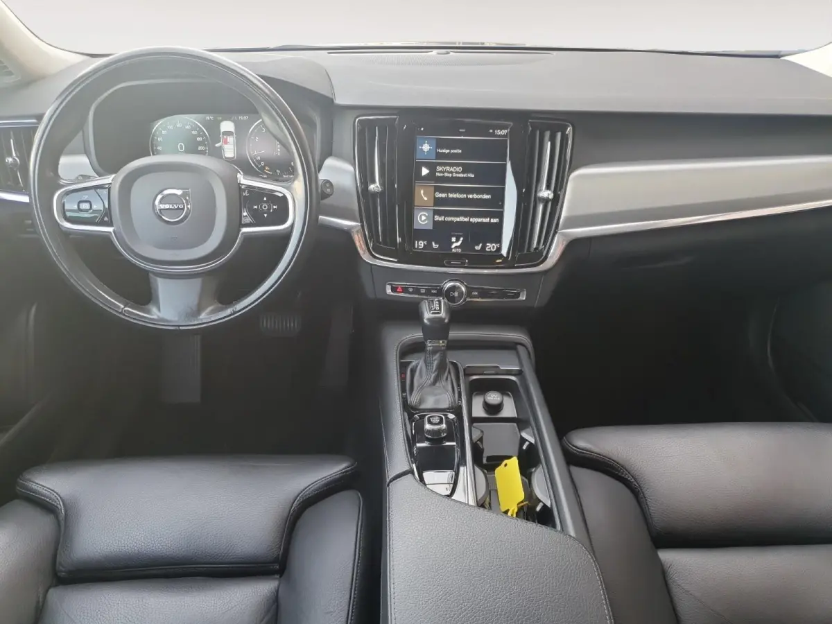 2.0 T4 Momentum | Stoel en stuurverwarming | Elektrisch bedienbare voorstoelen | Camera | Lederen bekleding | Navigatie | Parkeersensoren voor en achter | Elektrische achterklep |