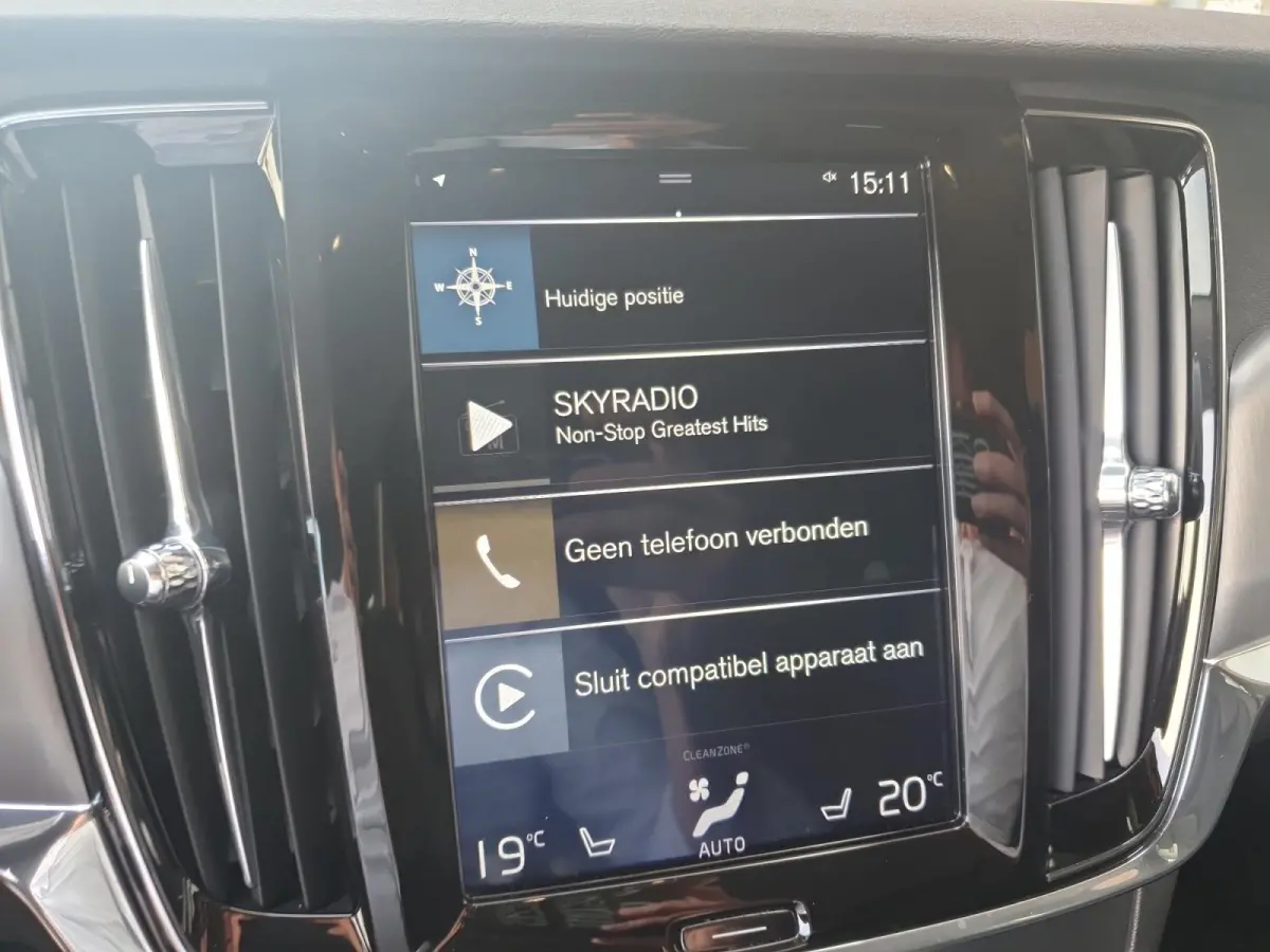 2.0 T4 Momentum | Stoel en stuurverwarming | Elektrisch bedienbare voorstoelen | Camera | Lederen bekleding | Navigatie | Parkeersensoren voor en achter | Elektrische achterklep |