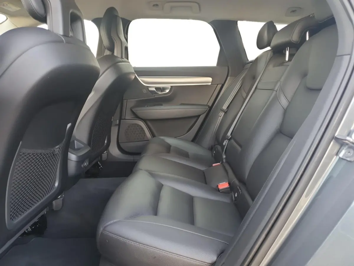 2.0 T4 Momentum | Stoel en stuurverwarming | Elektrisch bedienbare voorstoelen | Camera | Lederen bekleding | Navigatie | Parkeersensoren voor en achter | Elektrische achterklep |