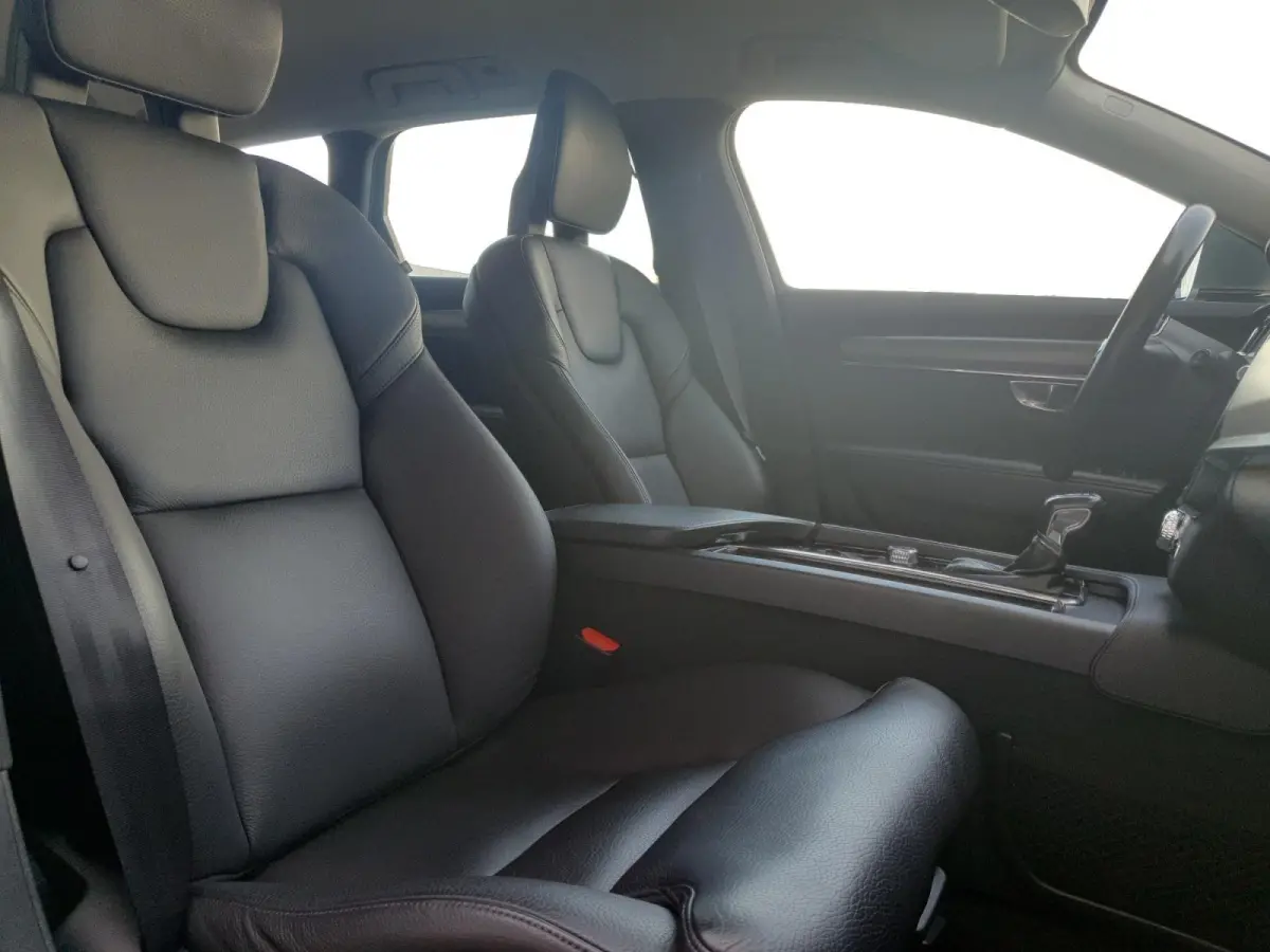 2.0 T4 Momentum | Stoel en stuurverwarming | Elektrisch bedienbare voorstoelen | Camera | Lederen bekleding | Navigatie | Parkeersensoren voor en achter | Elektrische achterklep |