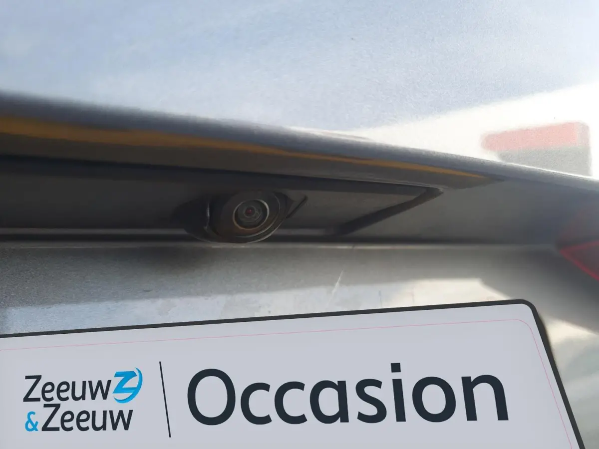 2.0 T4 Momentum | Stoel en stuurverwarming | Elektrisch bedienbare voorstoelen | Camera | Lederen bekleding | Navigatie | Parkeersensoren voor en achter | Elektrische achterklep |