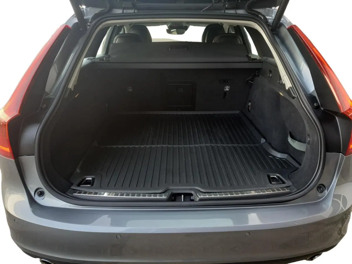 2.0 T4 Momentum | Stoel en stuurverwarming | Elektrisch bedienbare voorstoelen | Camera | Lederen bekleding | Navigatie | Parkeersensoren voor en achter | Elektrische achterklep |