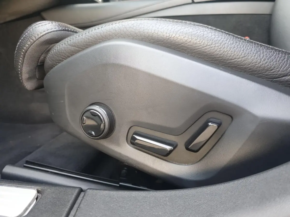 2.0 T4 Momentum | Stoel en stuurverwarming | Elektrisch bedienbare voorstoelen | Camera | Lederen bekleding | Navigatie | Parkeersensoren voor en achter | Elektrische achterklep |