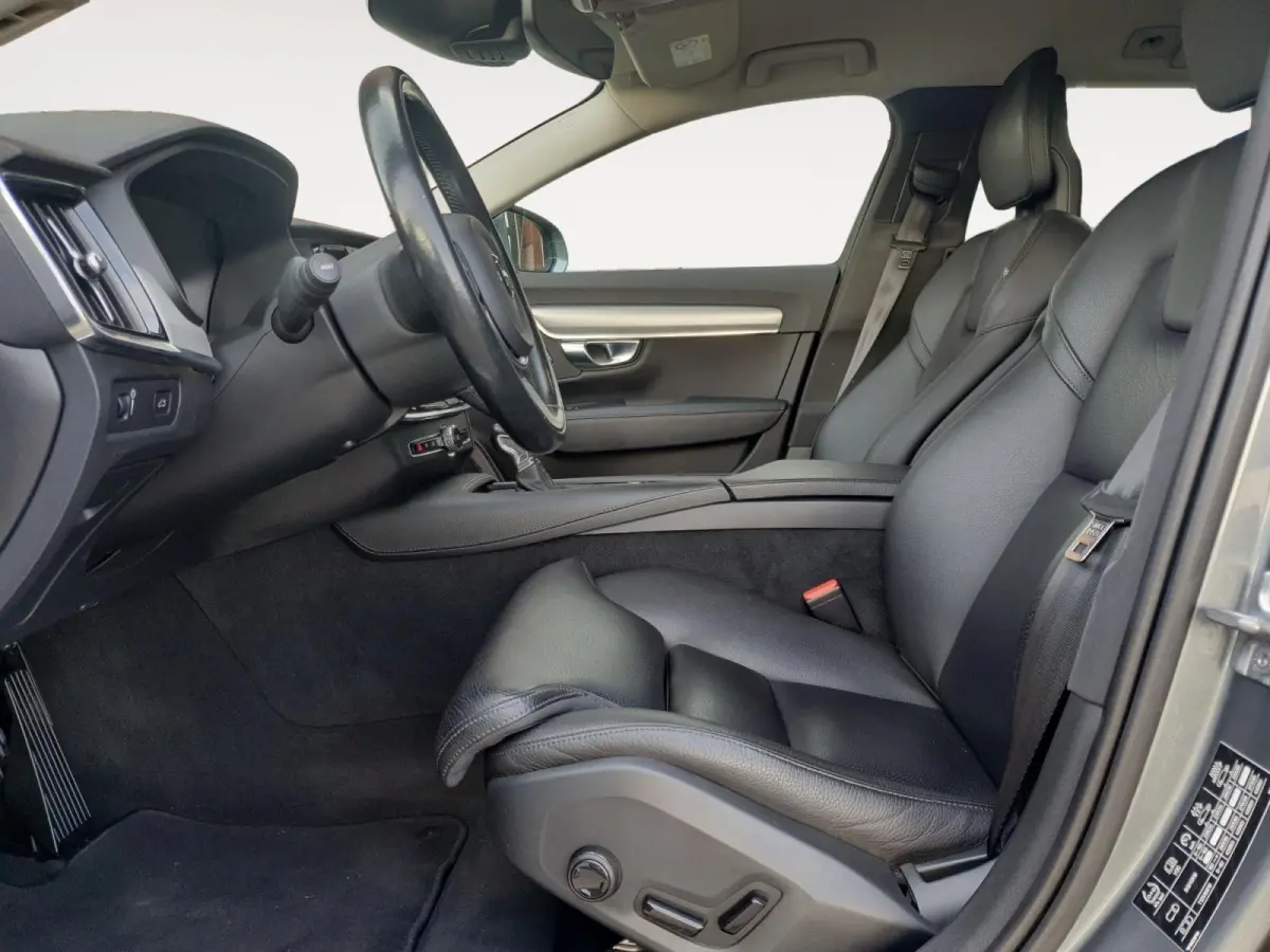 2.0 T4 Momentum | Stoel en stuurverwarming | Elektrisch bedienbare voorstoelen | Camera | Lederen bekleding | Navigatie | Parkeersensoren voor en achter | Elektrische achterklep |