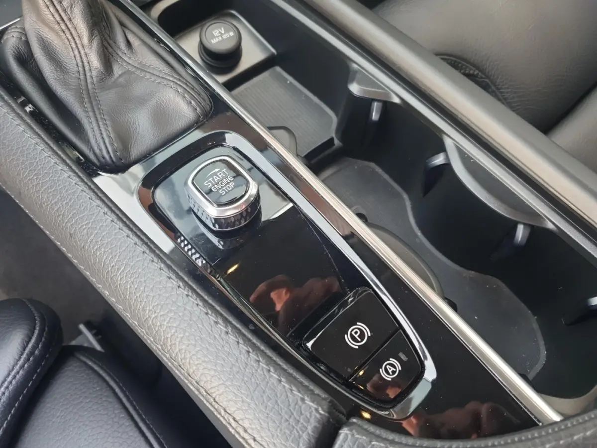 2.0 T4 Momentum | Stoel en stuurverwarming | Elektrisch bedienbare voorstoelen | Camera | Lederen bekleding | Navigatie | Parkeersensoren voor en achter | Elektrische achterklep |