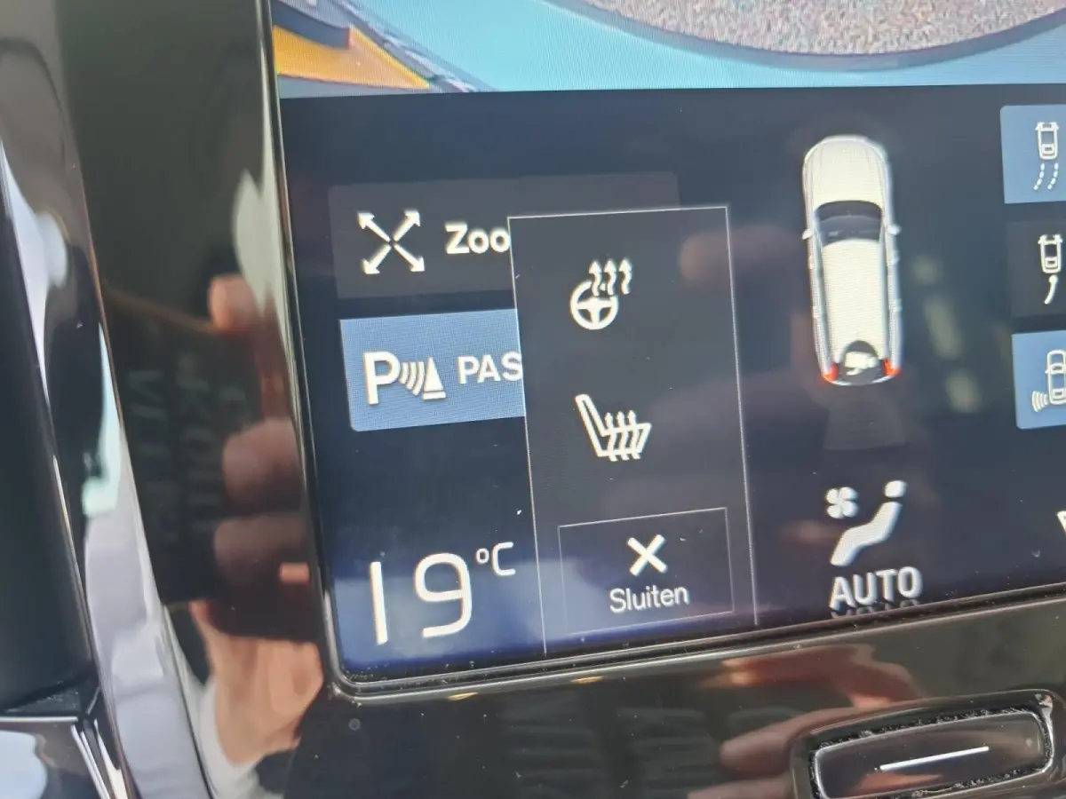 2.0 T4 Momentum | Stoel en stuurverwarming | Elektrisch bedienbare voorstoelen | Camera | Lederen bekleding | Navigatie | Parkeersensoren voor en achter | Elektrische achterklep |