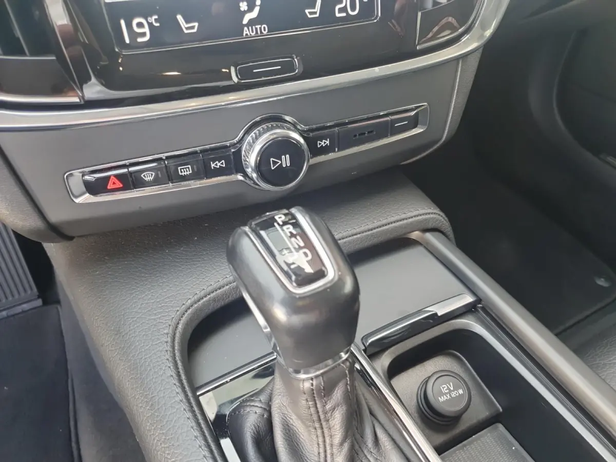 2.0 T4 Momentum | Stoel en stuurverwarming | Elektrisch bedienbare voorstoelen | Camera | Lederen bekleding | Navigatie | Parkeersensoren voor en achter | Elektrische achterklep |