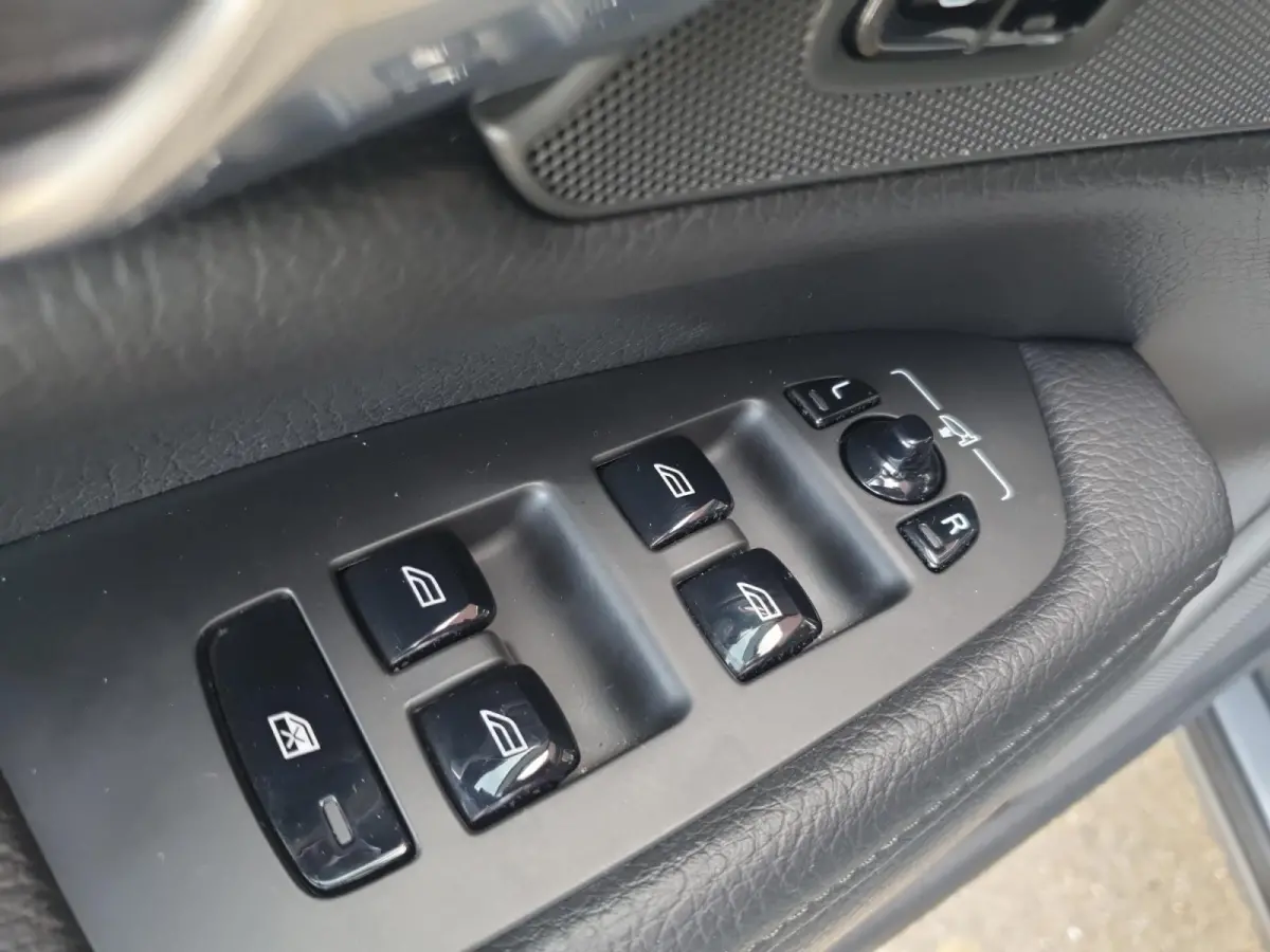2.0 T4 Momentum | Stoel en stuurverwarming | Elektrisch bedienbare voorstoelen | Camera | Lederen bekleding | Navigatie | Parkeersensoren voor en achter | Elektrische achterklep |