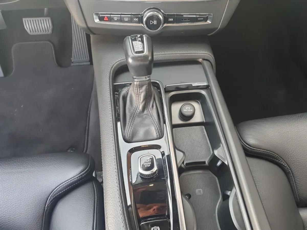 2.0 T4 Momentum | Stoel en stuurverwarming | Elektrisch bedienbare voorstoelen | Camera | Lederen bekleding | Navigatie | Parkeersensoren voor en achter | Elektrische achterklep |