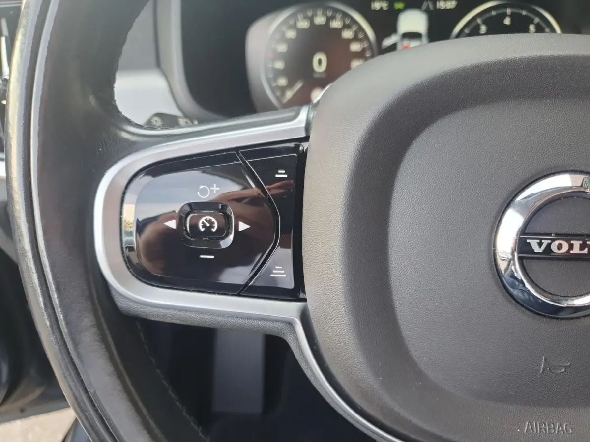 2.0 T4 Momentum | Stoel en stuurverwarming | Elektrisch bedienbare voorstoelen | Camera | Lederen bekleding | Navigatie | Parkeersensoren voor en achter | Elektrische achterklep |
