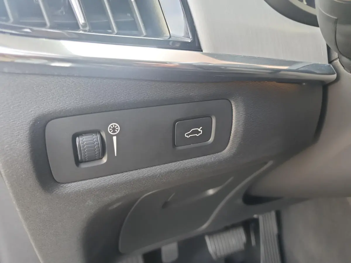 2.0 T4 Momentum | Stoel en stuurverwarming | Elektrisch bedienbare voorstoelen | Camera | Lederen bekleding | Navigatie | Parkeersensoren voor en achter | Elektrische achterklep |
