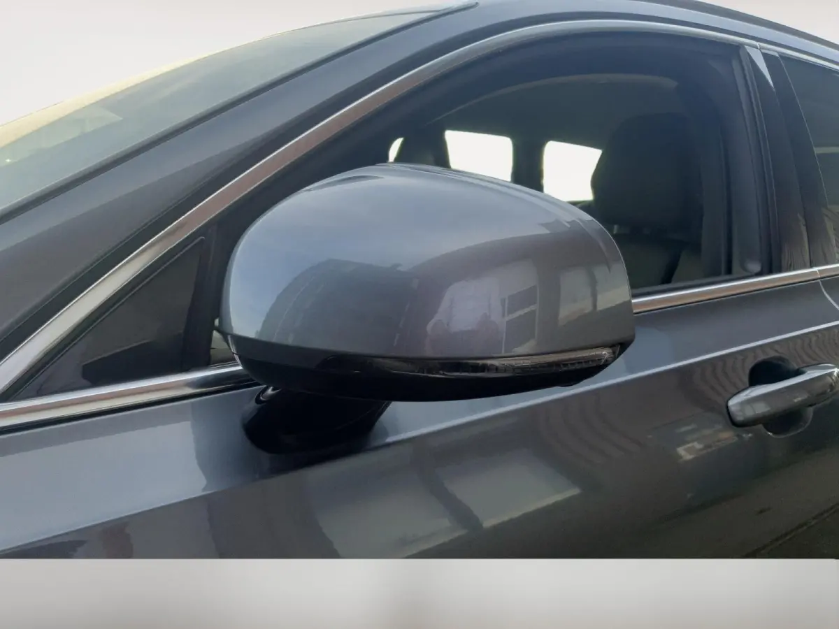 2.0 T4 Momentum | Stoel en stuurverwarming | Elektrisch bedienbare voorstoelen | Camera | Lederen bekleding | Navigatie | Parkeersensoren voor en achter | Elektrische achterklep |