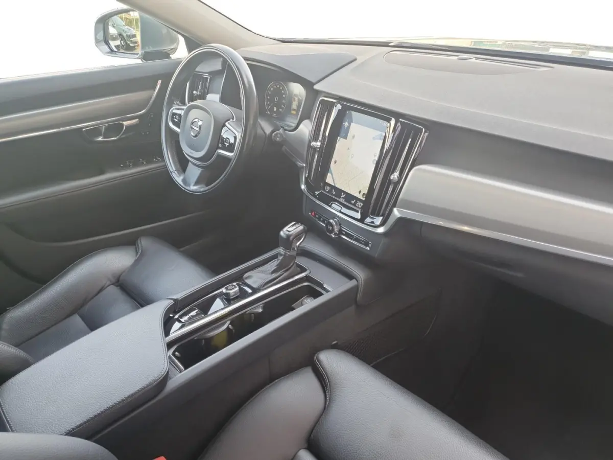 2.0 T4 Momentum | Stoel en stuurverwarming | Elektrisch bedienbare voorstoelen | Camera | Lederen bekleding | Navigatie | Parkeersensoren voor en achter | Elektrische achterklep |