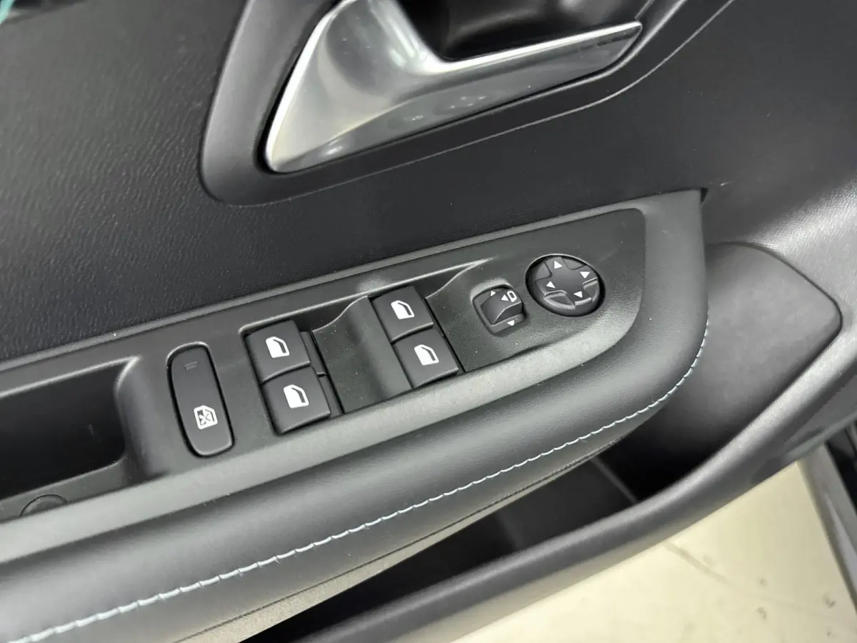 1.2 100pk Allure Pack | Lichtmetalen velgen | Camera | Climate control | Navigatie | Cruise control |