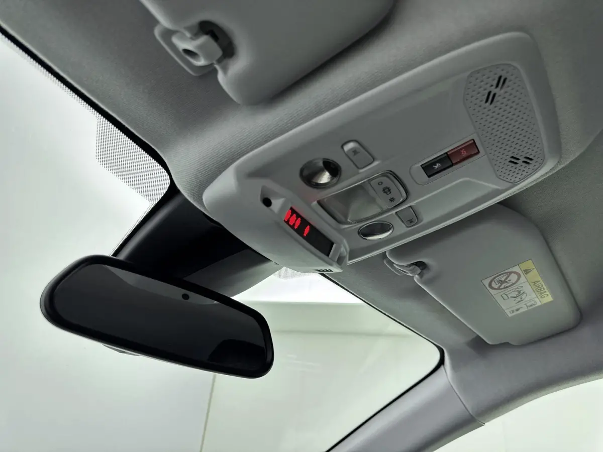 1.2 100pk Allure Pack | Lichtmetalen velgen | Camera | Climate control | Navigatie | Cruise control |