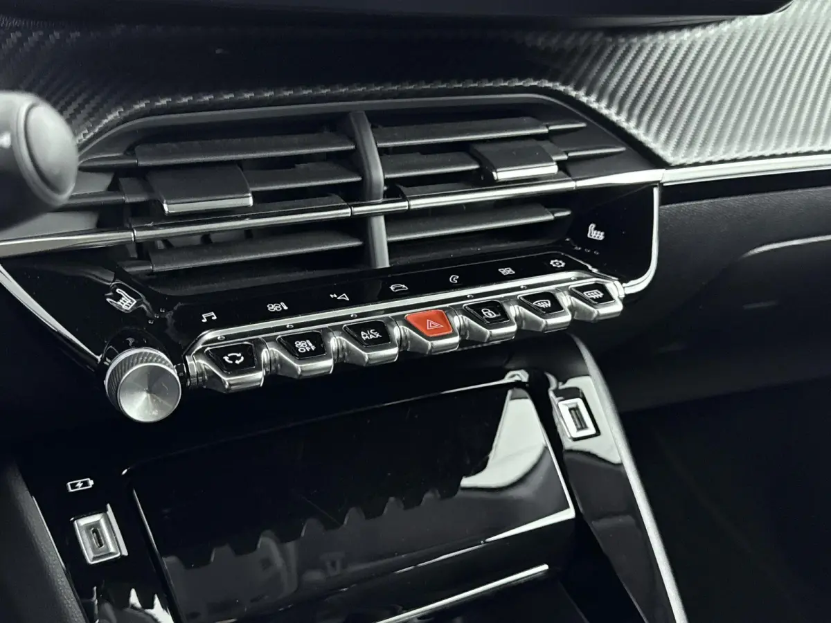 1.2 100pk Allure Pack | Lichtmetalen velgen | Camera | Climate control | Navigatie | Cruise control |