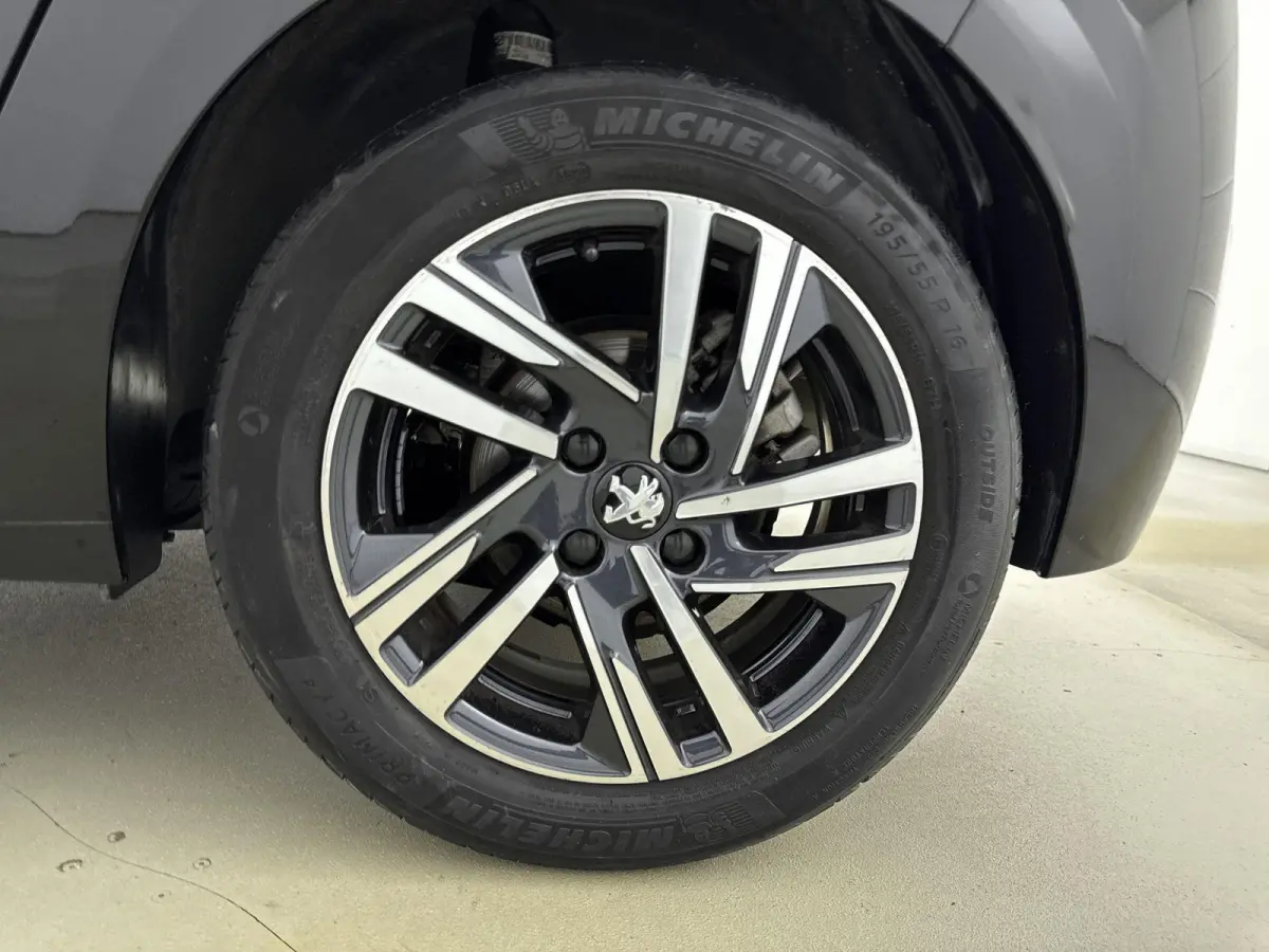 1.2 100pk Allure Pack | Lichtmetalen velgen | Camera | Climate control | Navigatie | Cruise control |