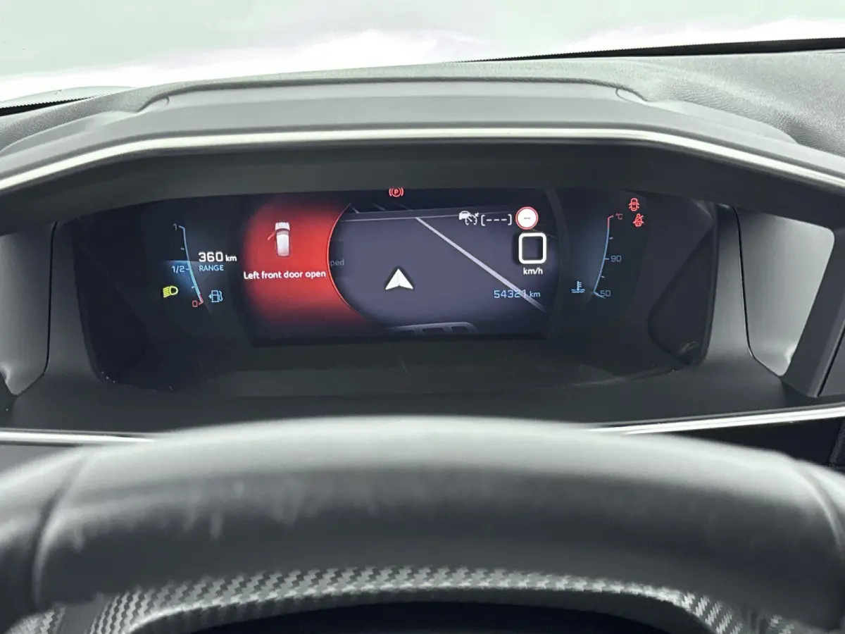 1.2 100pk Allure Pack | Lichtmetalen velgen | Camera | Climate control | Navigatie | Cruise control |