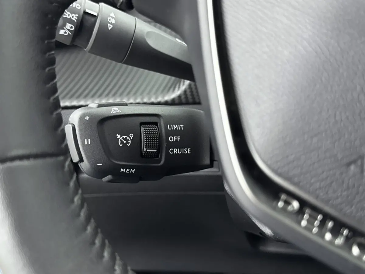 1.2 100pk Allure Pack | Lichtmetalen velgen | Camera | Climate control | Navigatie | Cruise control |