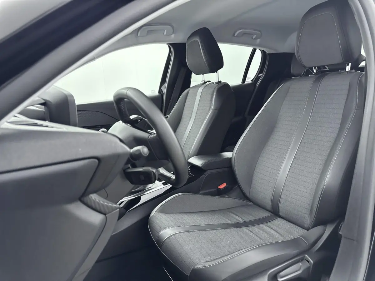 1.2 100pk Allure Pack | Lichtmetalen velgen | Camera | Climate control | Navigatie | Cruise control |