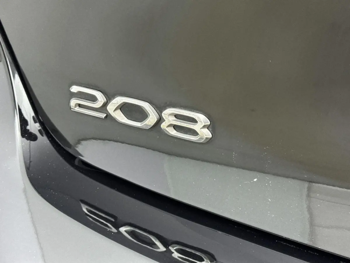 1.2 100pk Allure Pack | Lichtmetalen velgen | Camera | Climate control | Navigatie | Cruise control |