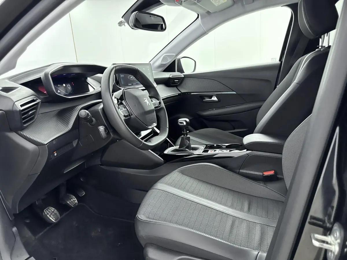 1.2 100pk Allure Pack | Lichtmetalen velgen | Camera | Climate control | Navigatie | Cruise control |