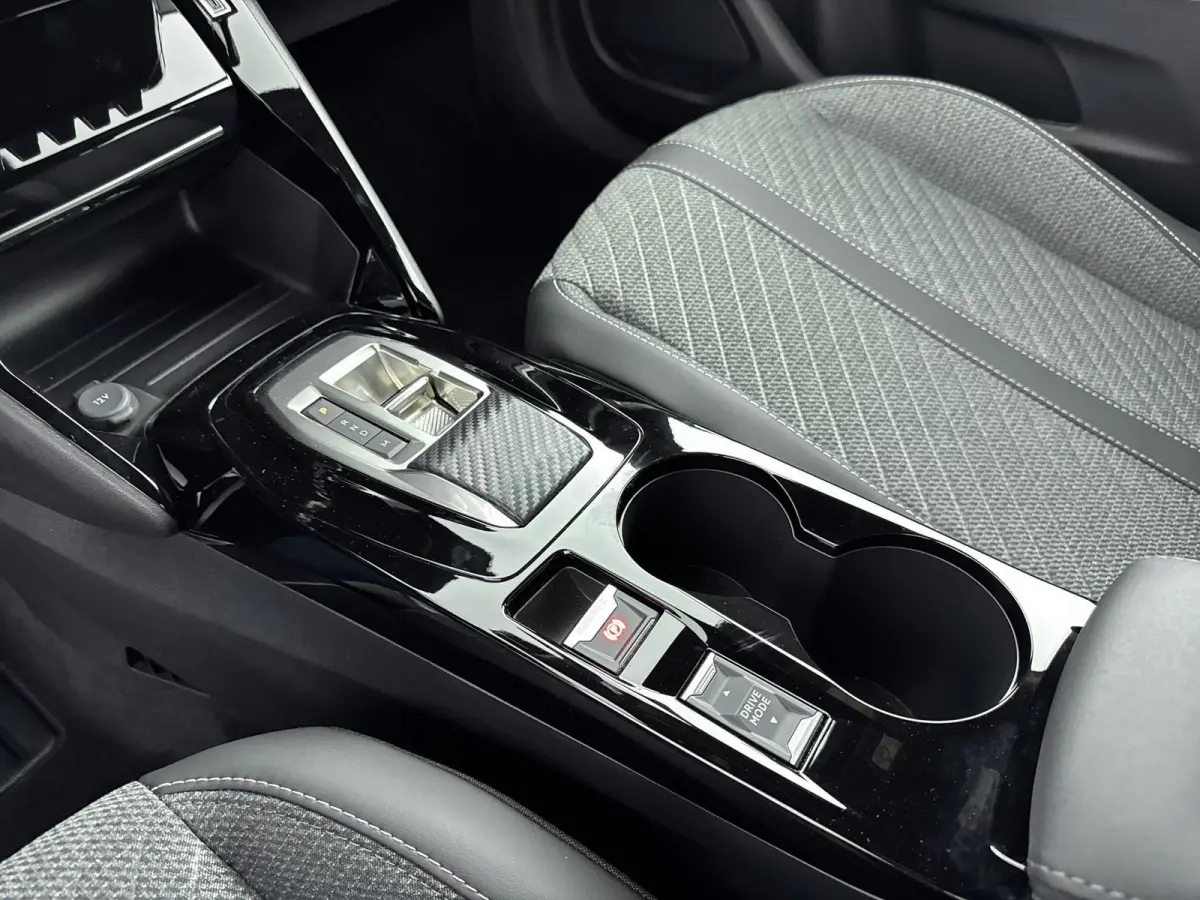 1.2 Hybrid 145 Allure | Dodehoek detectie | Camera | Navigatie | Adaptieve cruise control |