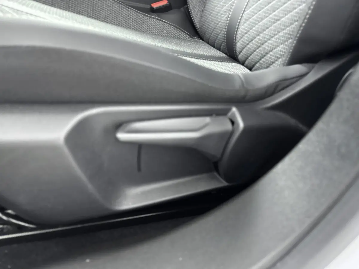 1.2 Hybrid 145 Allure | Dodehoek detectie | Camera | Navigatie | Adaptieve cruise control |
