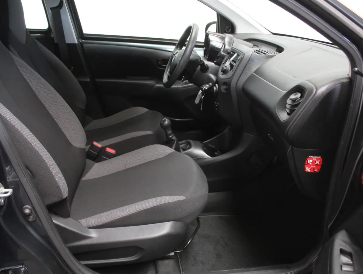 1.0 VVT-i x-fun AIRCO | CV | LED | STB | BLUETOOTH | ELRM | ISOFIX