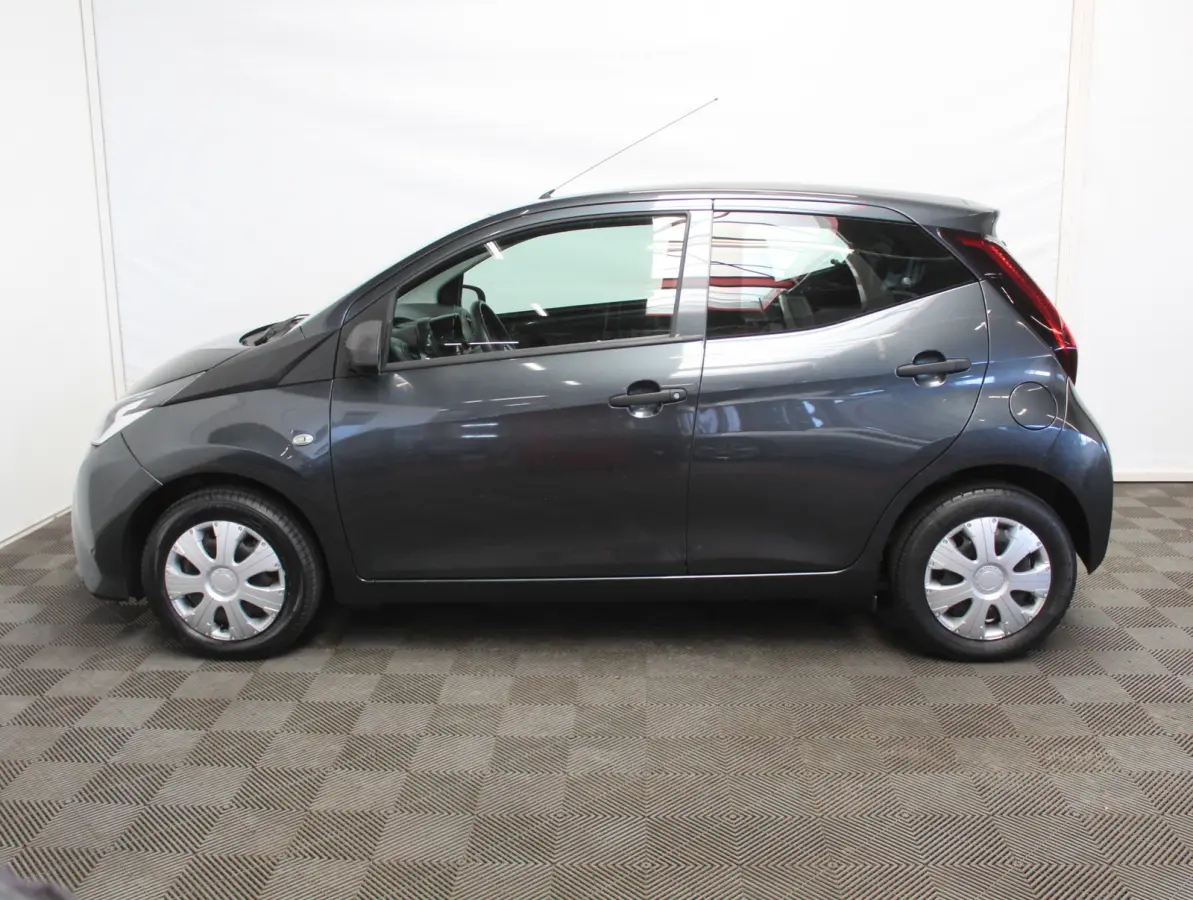 1.0 VVT-i x-fun AIRCO | CV | LED | STB | BLUETOOTH | ELRM | ISOFIX
