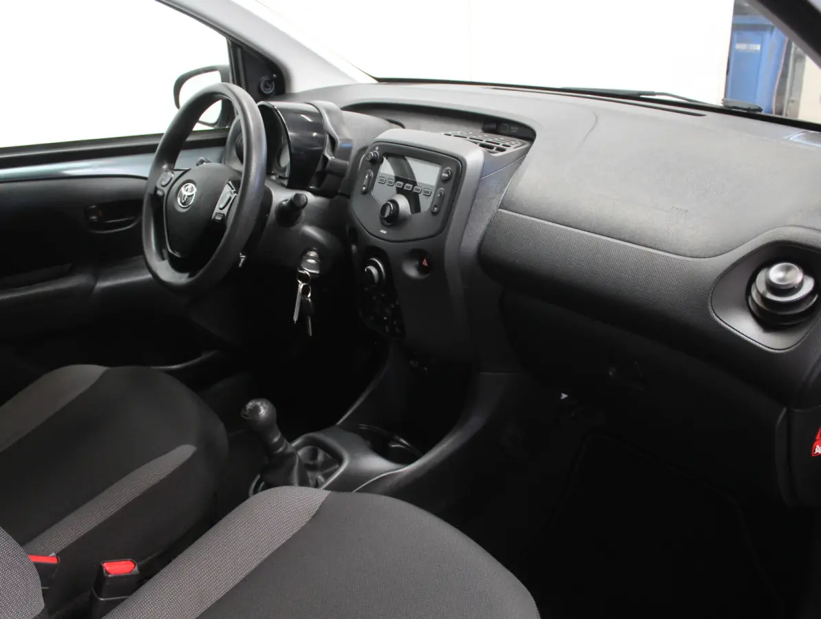 1.0 VVT-i x-fun AIRCO | CV | LED | STB | BLUETOOTH | ELRM | ISOFIX