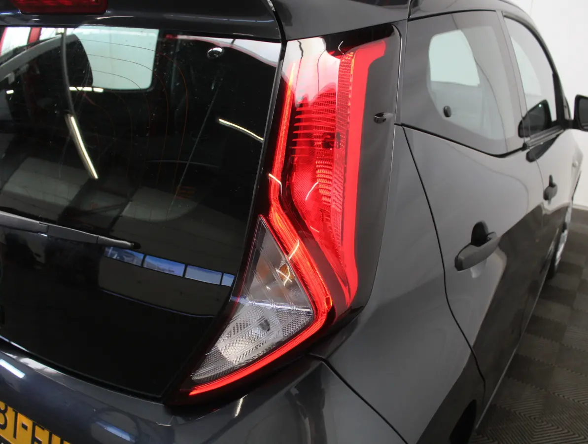 1.0 VVT-i x-fun AIRCO | CV | LED | STB | BLUETOOTH | ELRM | ISOFIX