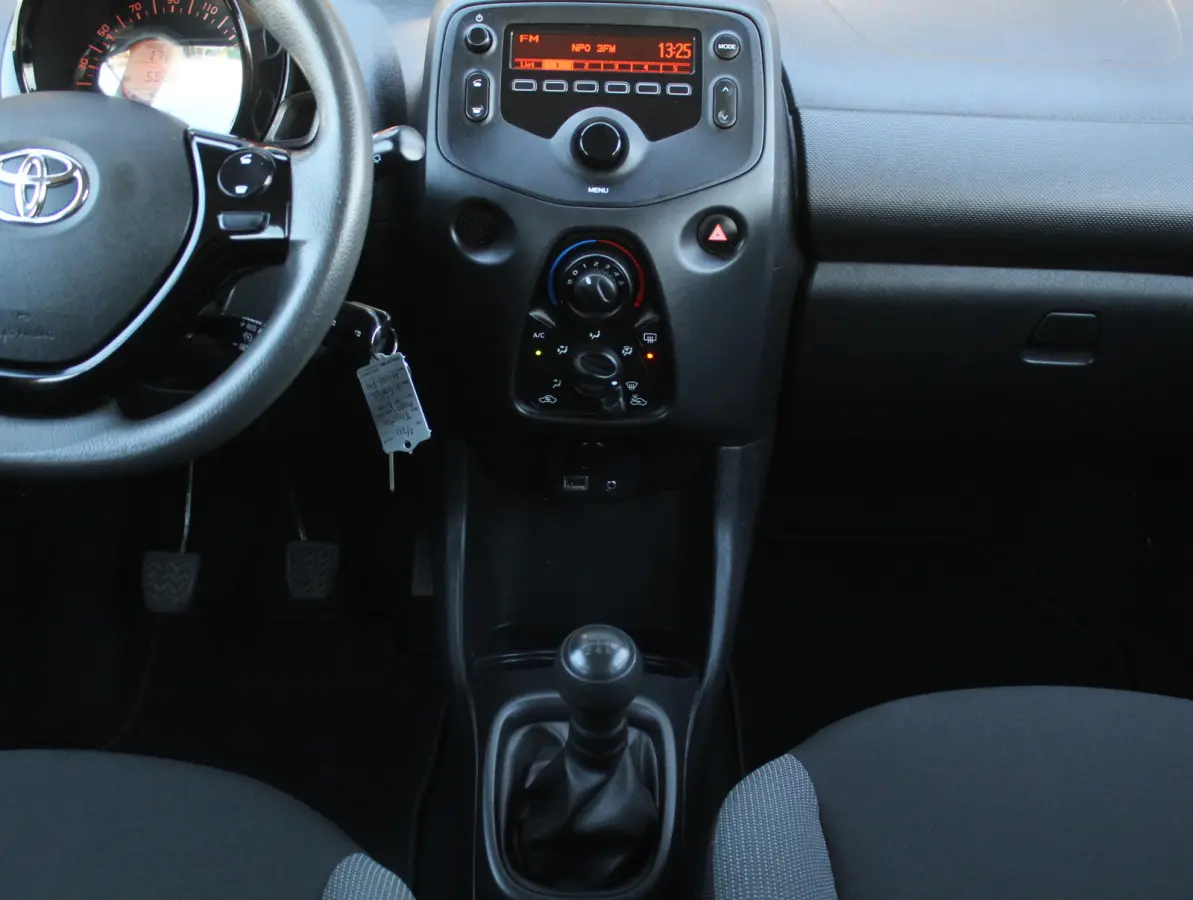 1.0 VVT-i x-fun AIRCO | CV | LED | STB | BLUETOOTH | ELRM | ISOFIX