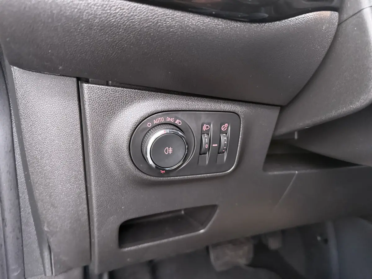 1.4 90 pk 5drs AUTOMAAT Online Edition / Navigatie / Camera / Parkeersensoren / Carplay / DAB / 16'' LMV /