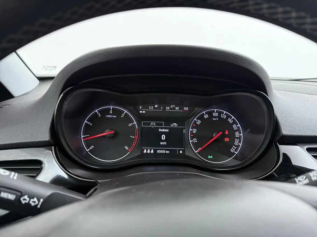 1.4 90 pk 5drs AUTOMAAT Online Edition / Navigatie / Camera / Parkeersensoren / Carplay / DAB / 16'' LMV /