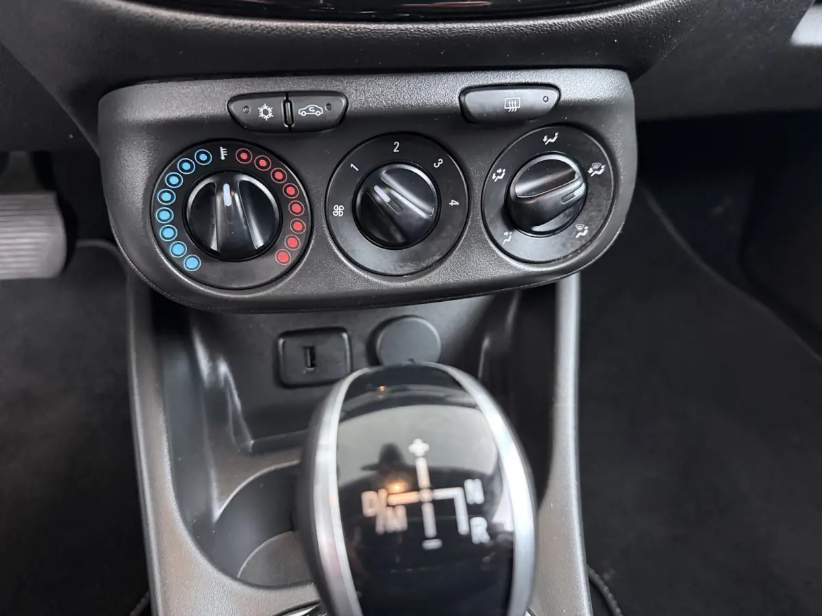 1.4 90 pk 5drs AUTOMAAT Online Edition / Navigatie / Camera / Parkeersensoren / Carplay / DAB / 16'' LMV /