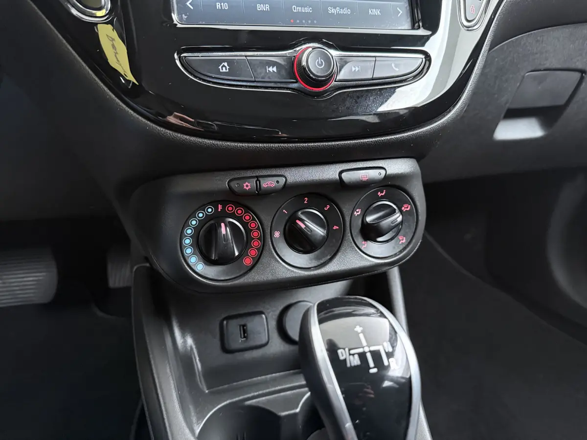 1.4 90 pk 5drs AUTOMAAT Online Edition / Navigatie / Camera / Parkeersensoren / Carplay / DAB / 16'' LMV /