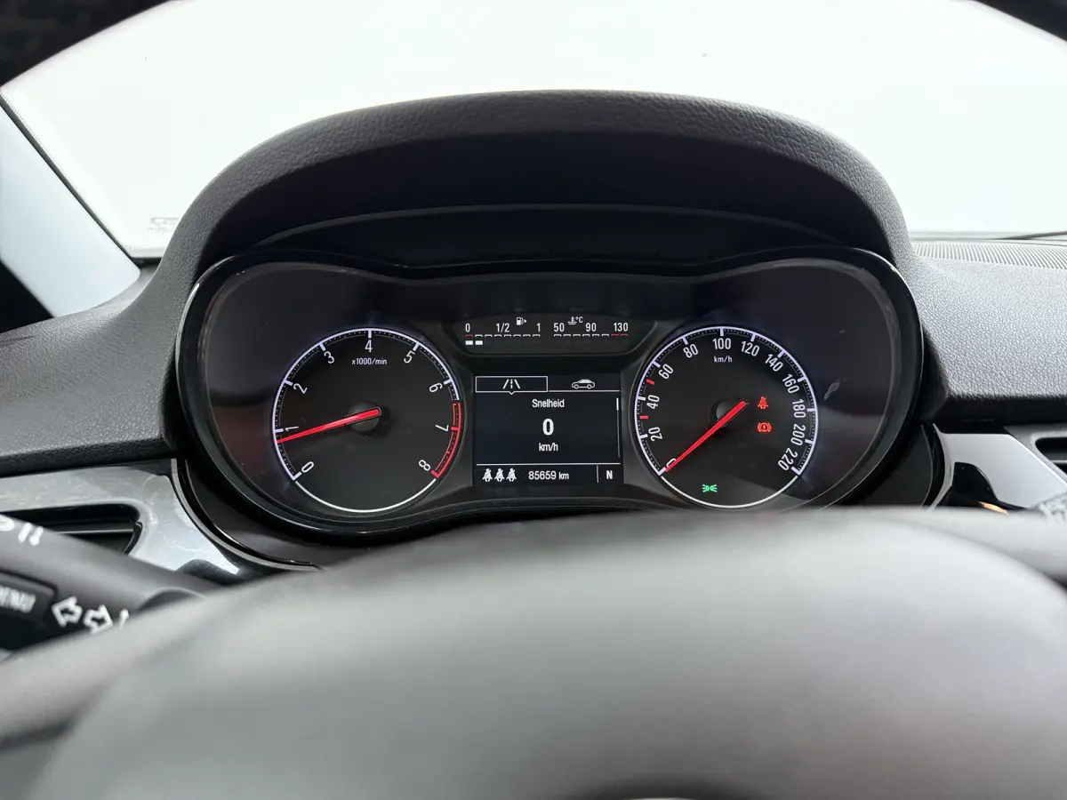 1.4 90 pk 5drs AUTOMAAT Online Edition / Navigatie / Camera / Parkeersensoren / Carplay / DAB / 16'' LMV /