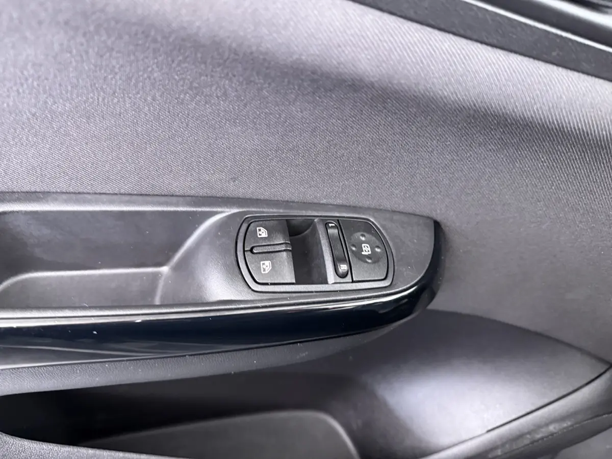 1.4 90 pk 5drs AUTOMAAT Online Edition / Navigatie / Camera / Parkeersensoren / Carplay / DAB / 16'' LMV /