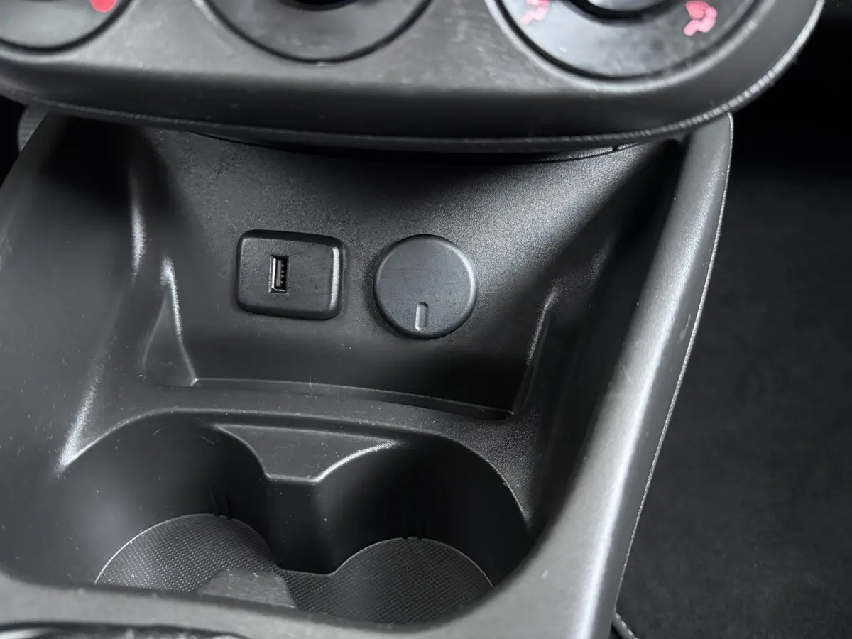 1.4 90 pk 5drs AUTOMAAT Online Edition / Navigatie / Camera / Parkeersensoren / Carplay / DAB / 16'' LMV /