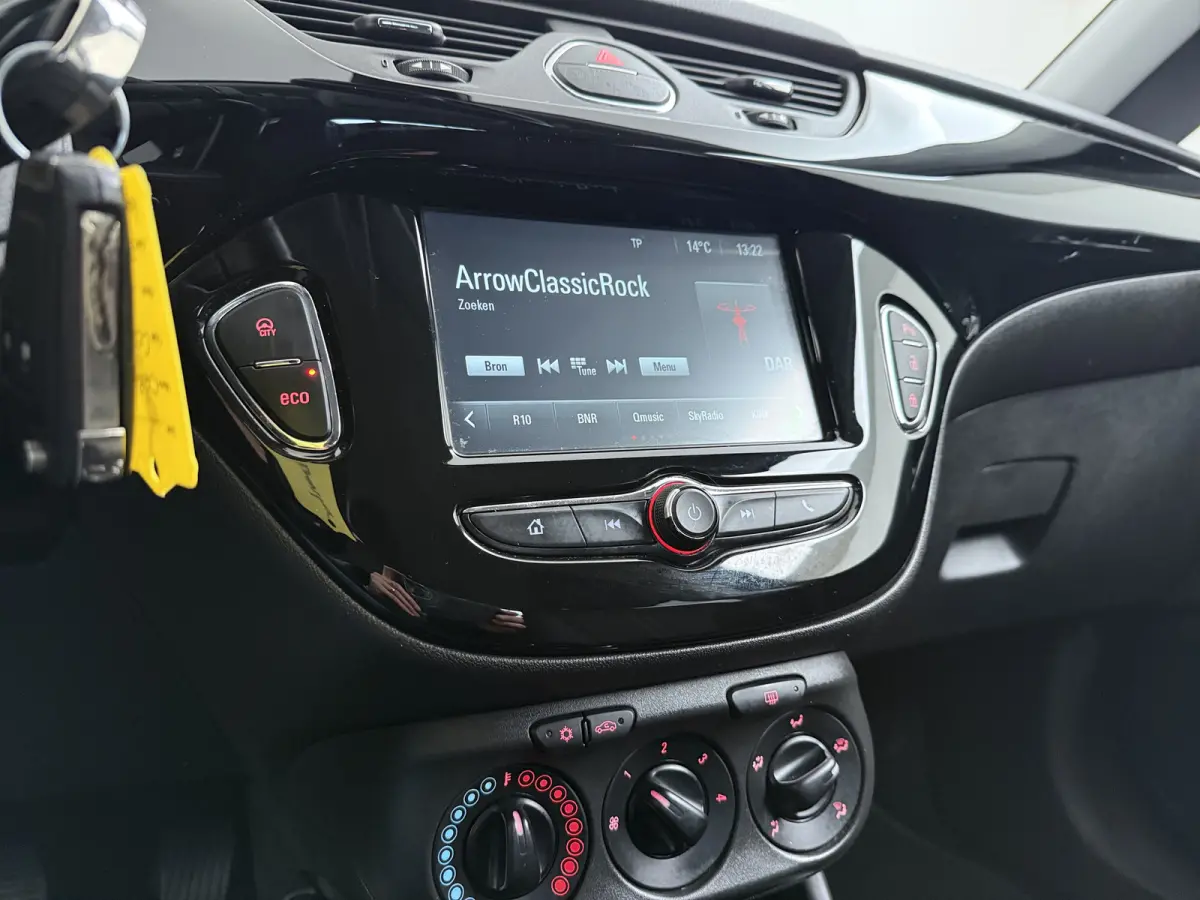 1.4 90 pk 5drs AUTOMAAT Online Edition / Navigatie / Camera / Parkeersensoren / Carplay / DAB / 16'' LMV /