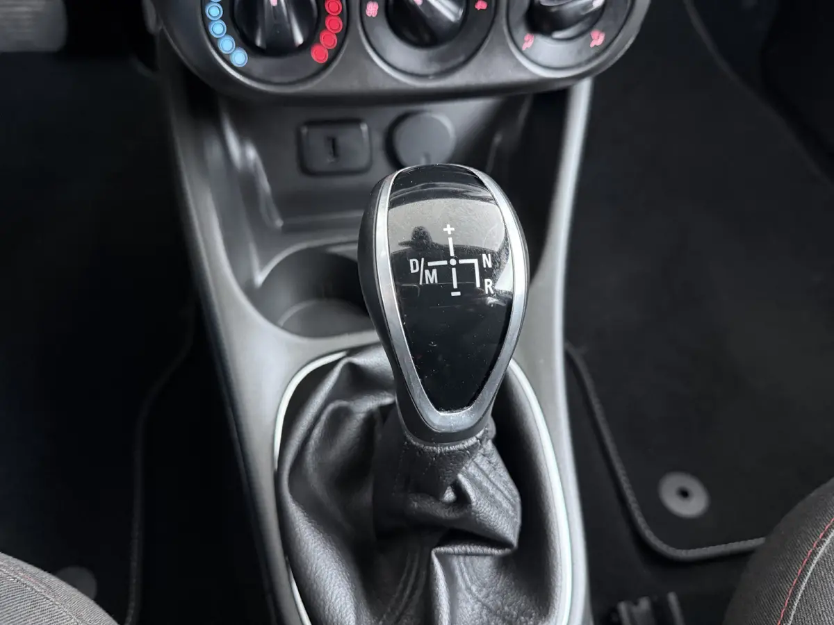 1.4 90 pk 5drs AUTOMAAT Online Edition / Navigatie / Camera / Parkeersensoren / Carplay / DAB / 16'' LMV /
