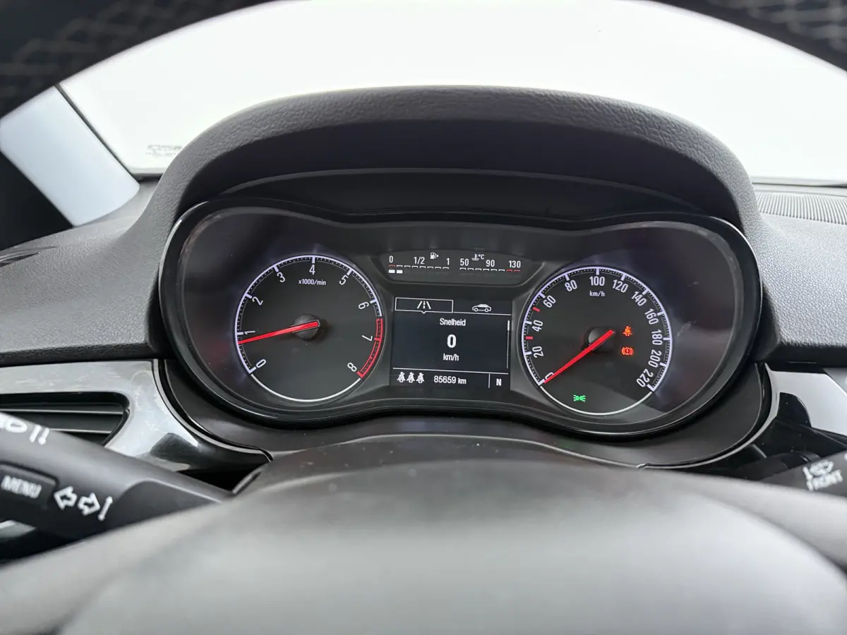 1.4 90 pk 5drs AUTOMAAT Online Edition / Navigatie / Camera / Parkeersensoren / Carplay / DAB / 16'' LMV /