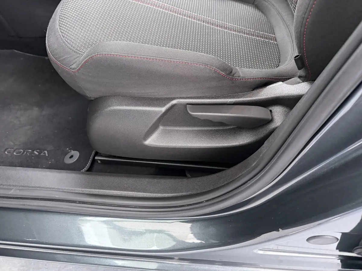 1.4 90 pk 5drs AUTOMAAT Online Edition / Navigatie / Camera / Parkeersensoren / Carplay / DAB / 16'' LMV /