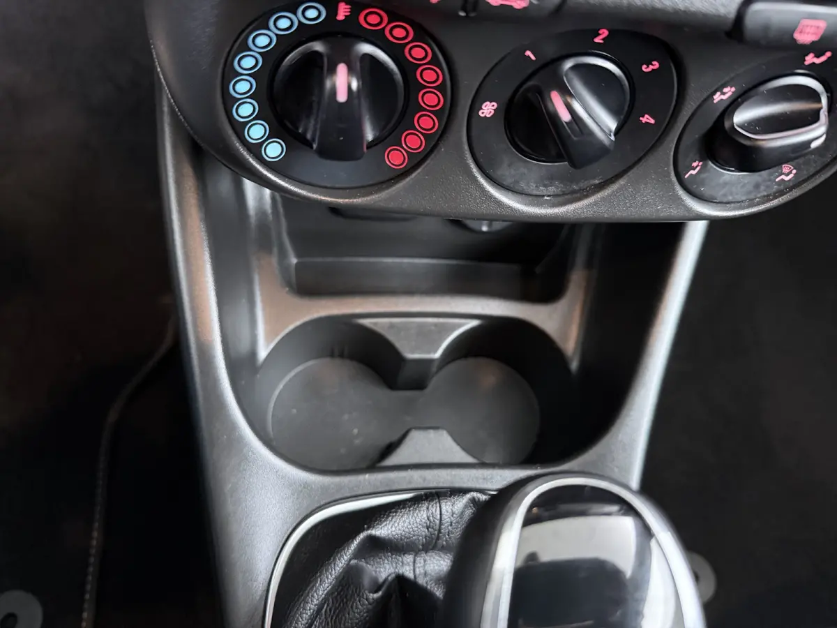 1.4 90 pk 5drs AUTOMAAT Online Edition / Navigatie / Camera / Parkeersensoren / Carplay / DAB / 16'' LMV /