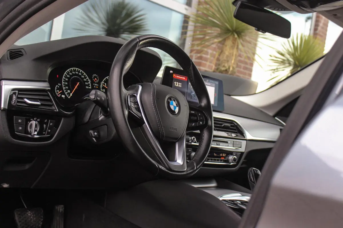 520i High Executive Edition | 2e eigenaar | NL auto | Adaptive LED | 19 inch | Sportstuur | Comfortstoelen | Memory | Display Key | Navigatie | Bluetooth | PDC